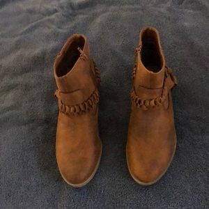 XOXO Gideon brown booties